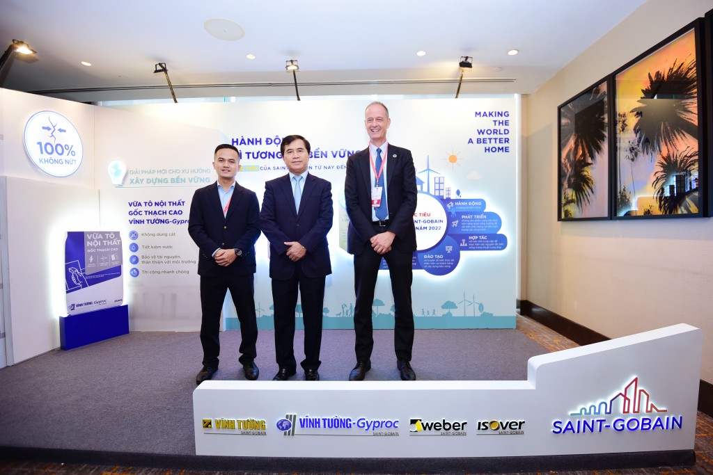 Ông Nguyễn Hải Anh - Giám đốc kỹ thuật Saint-Gobain Việt Nam chụp hình lưu niệm tại gian hàng Saint-Gobain cùng Thứ trưởng BXD Lê Quang Hùng và Ông Patrick Haverman - Phó trưởng Đại diện thường trú của UNDP (Chương trình Phát triển của Liên hợp quốc) tại Việt Nam (theo thứ tự từ trái qua phải)