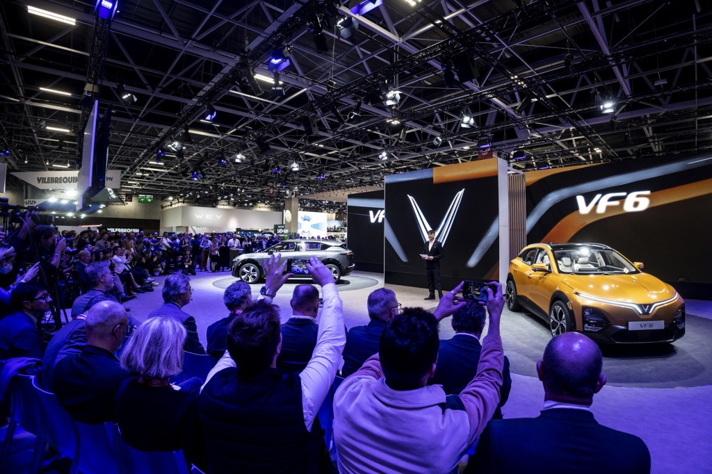 Gian hàng VinFast thu hút sự quan tâm lớn của giới truyền thông quốc tế tại Triển lãm Paris Motor Show 2022