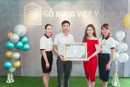Đại diện công ty Gỗ nhựa Việt Ý trao giấy chứng nhận nhà phân phối độc quyền tại Tp Hải Phòng.
