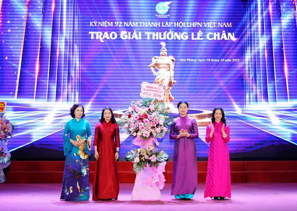 Đồng chí Hà Thị Nga - Ủy viên Ban Chấp hành Trung ương Đảng, Chủ tịch Hội Liên hiệp Phụ nữ Việt Nam tặng hoa chúc mừng