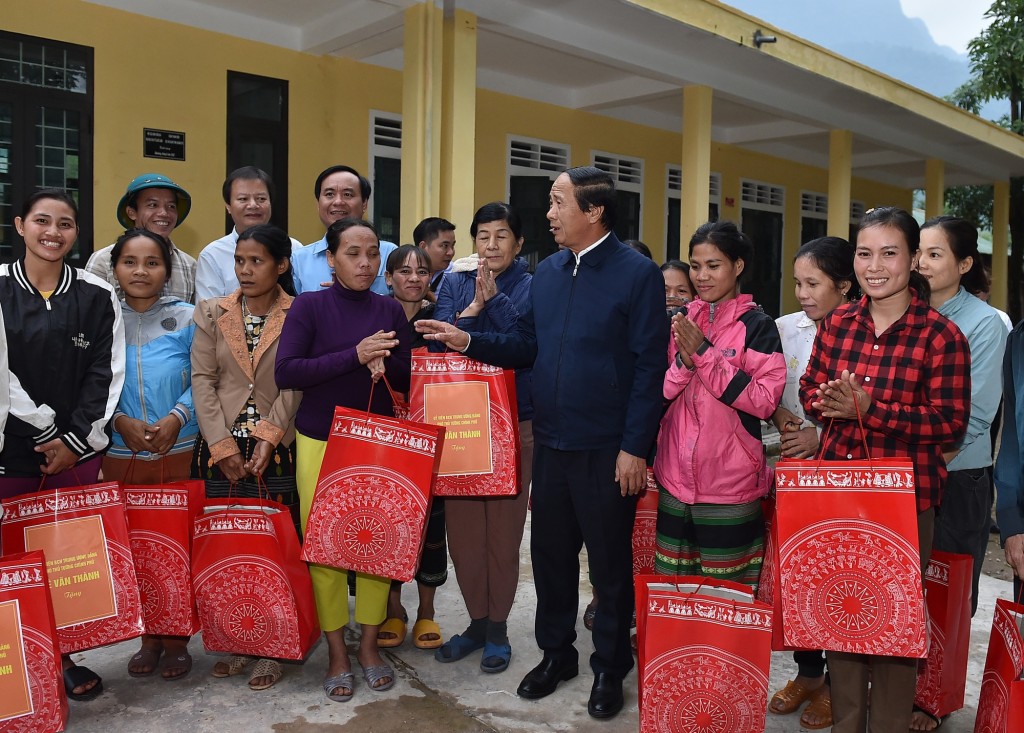 Phó Thủ tướng Lê Văn Thành động viên bà con nhân dân Quảng Trị sớm khắc phục khó khăn, trở lại cuộc sống bình thường. Ảnh VGP/Đức Tuân