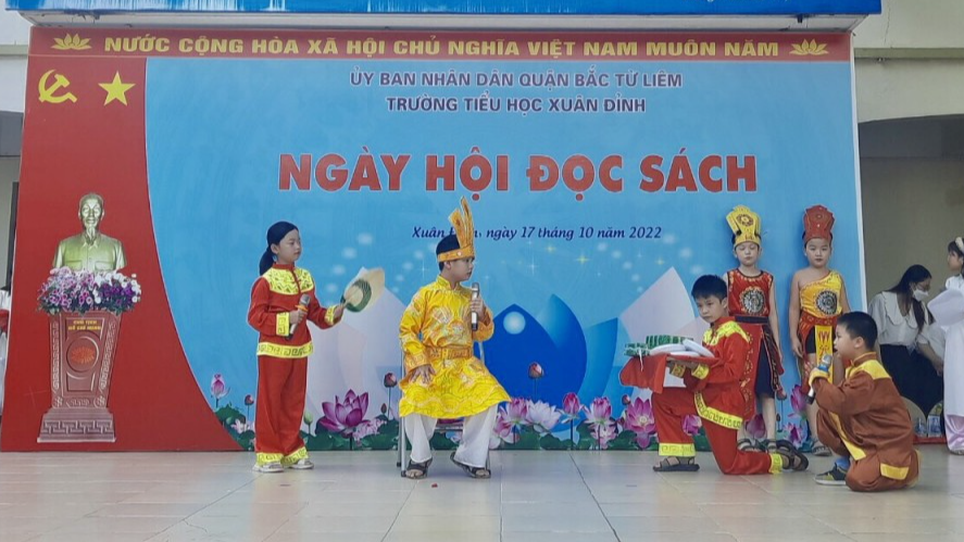 Học trò trường Tiểu học Xuân Đỉnh diễn kịch kể chuyện sự tích bánh trưng bánh giày 