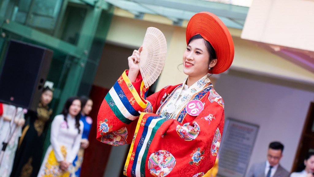 Sự tinh tế, duyên dáng trong tà áo dài của người phụ nữ Việt