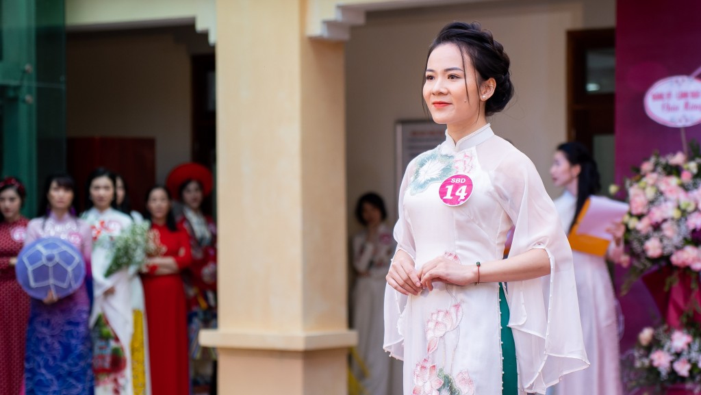 Nét thanh lịch của người con gái kết hợp với tà áo dài thướt tha tạo nên nét dịu dàng, duyên dáng của người phụ nữ Việt Nam