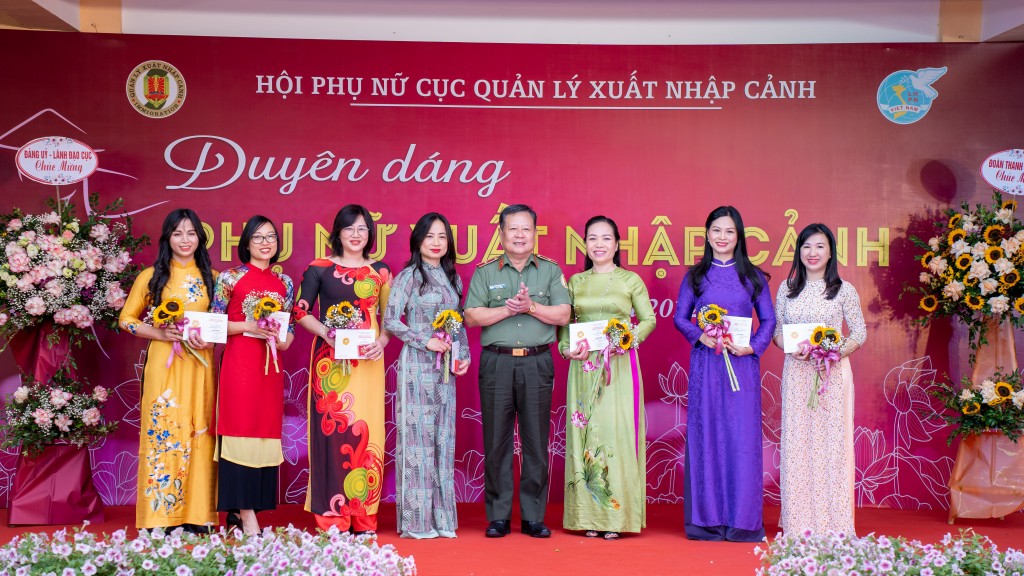 Phụ nữ Cục Quản lý xuất nhập cảnh duyên dáng trong tà áo dài