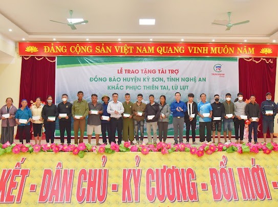 Trungnam Group hỗ trợ người dân huyện Kỳ Sơn (Nghệ An) khắc phục hậu quả bão lũ