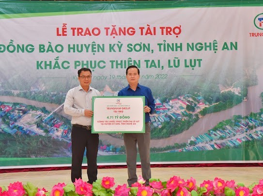 Trungnam Group hỗ trợ người dân huyện Kỳ Sơn (Nghệ An) khắc phục hậu quả bão lũ