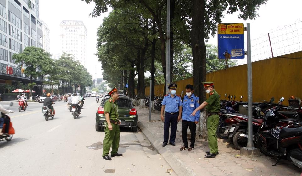 Tổ công tác yêu cầu, hướng dẫn đơn vị trông giữ phương tiện tại đây không được để phương tiện, dừng đỗ tại điểm chờ của xe buýt