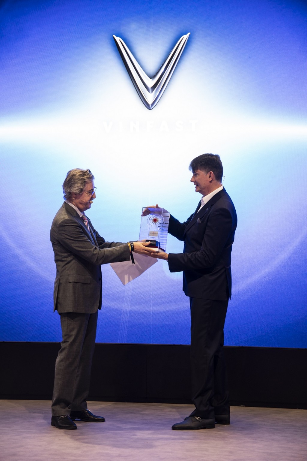 Ông Jean-Christophe Mercier - Phó Tổng giám đốc Hậu mãi và Trải nghiệm khách hàng VinFast Châu Âu nhận giải thưởng “Ngôi sao đang lên - The Rising Star” từ ông Dan Vardie - Chủ tịch AutoBest