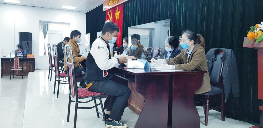 Người lao động đăng ký dự thi tiếng Hàn tại Trung tâm Dịch vụ việc làm Hà Nội.