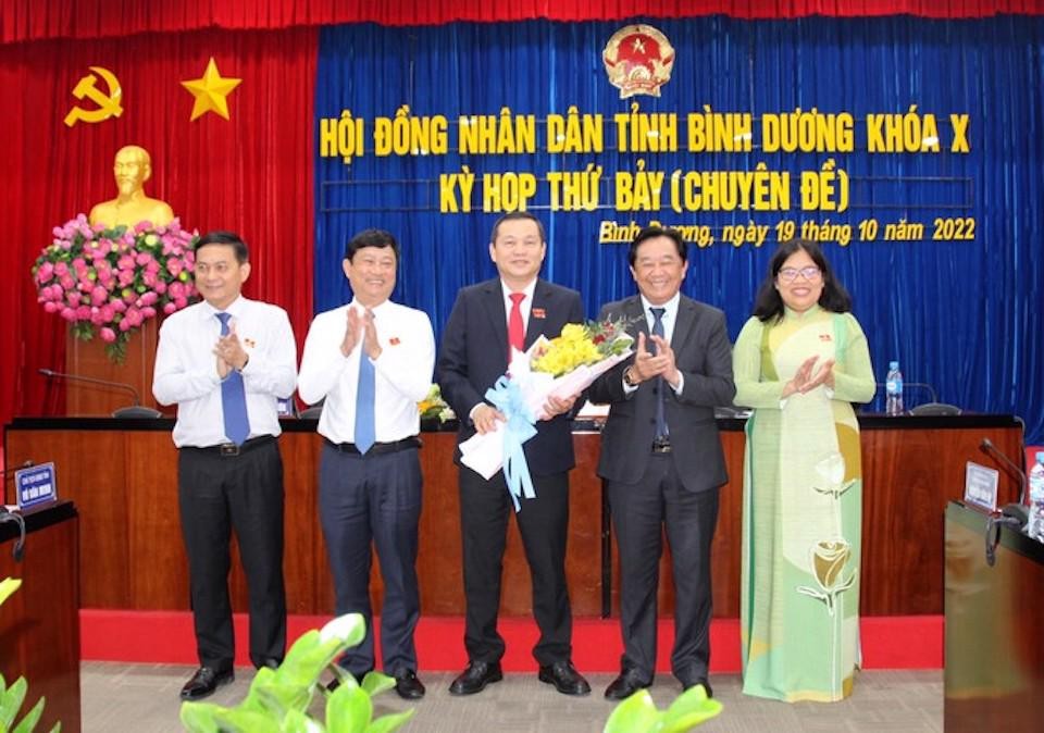 Lãnh đạo Tỉnh ủy, UBND tặng hoa đồng chí Phạm Văn Chánh sau khi cho thôi làm nhiệm vụ đại biểu HĐND nhiệm kỳ 2021 - 2026