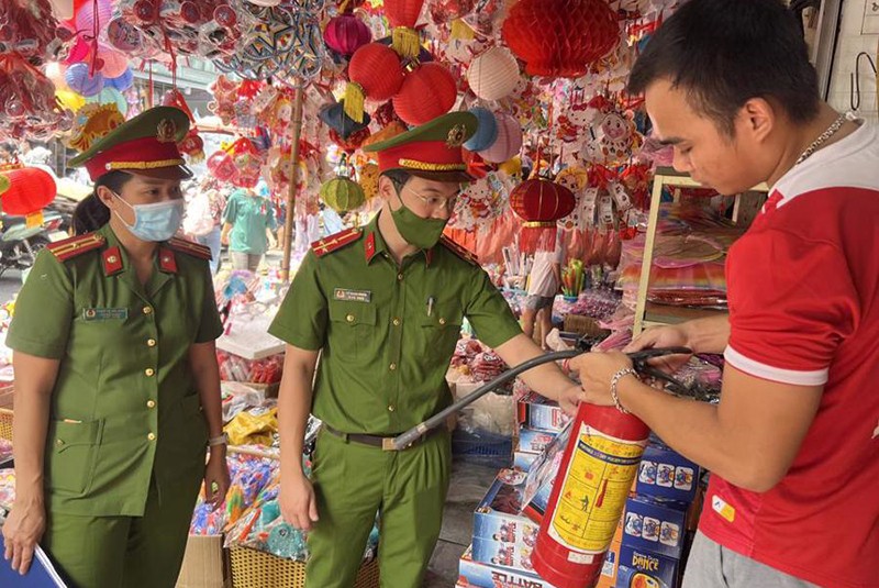 Lực lượng công an kiểm tra an toàn pccc tại cơ sở kinh doanh trên địa bàn quận Hoàn Kiếm