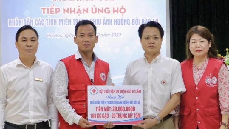 Hội Chữ thập đỏ thành phố Hà Nội sẻ chia với đồng bào miền Trung