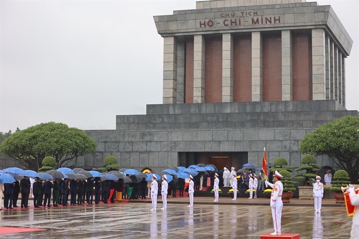 Đại biểu Quốc hội vào lăng viếng Chủ tịch Hồ Chí Minh