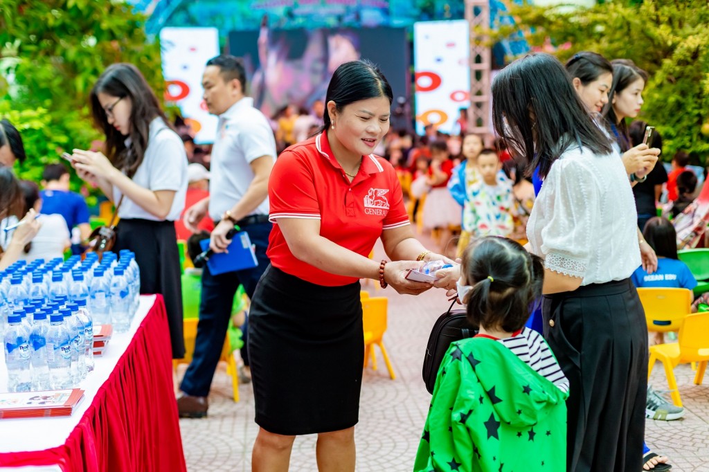 Hình 22: Chương trình Sinh Con, Sinh Cha tại Thanh Hóa có sự tham gia của các tình nguyện viên là các nhân viên, tư vấn viên của Generali cũng như các cán bộ, giáo viên mầm non, thanh niên địa phương.