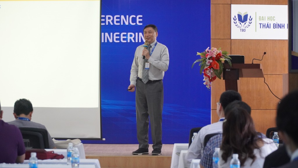 Giáo sư LAU Hoong Chuin trình bày tham luận tại hội thảo KSE 2022