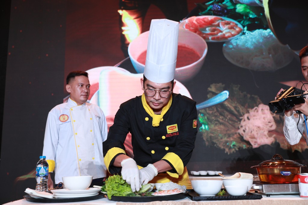 Chef Nguyễn Đăng Huy lựa chọn các món ăn Việt Nam trong phần trình diễn ẩm thực cùng Chef Samson Lin_