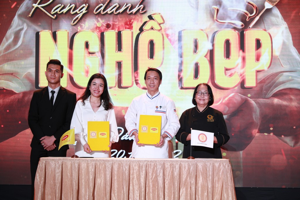 Nghi thức xác nhận đồng hành giữa Nestlé Việt Nam - nhãn hàng MAGGI Professional và Hội Đầu bếp chuyên nghiệp Sài Gòn tại sự kiện _Rạng Danh Nghề Bếp_