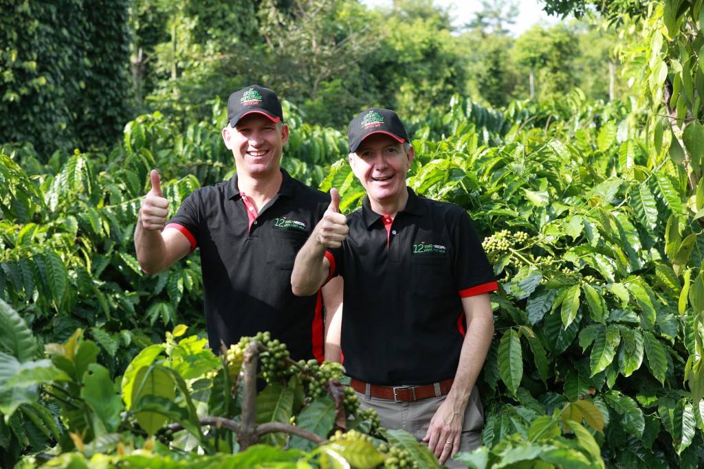 Lãnh đạo tập đoàn Nestlé Việt Nam trong vườn cafe canh tác theo mô hình nông nghiệp tái sinh thuộc dự án Nescafé Plan tại Việt Nam
