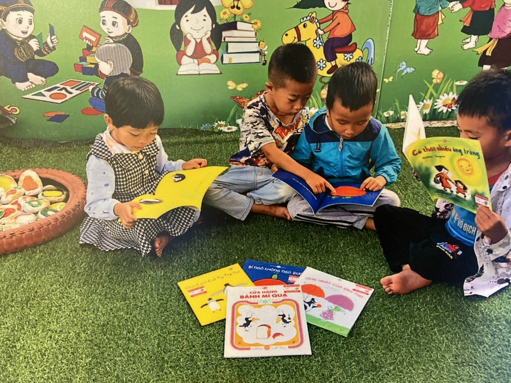 Quý Bắc Cầu mang sách đẹp đến cho các em nhỏ trường mầm non Tả Củ Tỷ, huyện Bắc Hà, tỉnh Lào Cai - Ảnh: Quỹ Bắc Cầu 