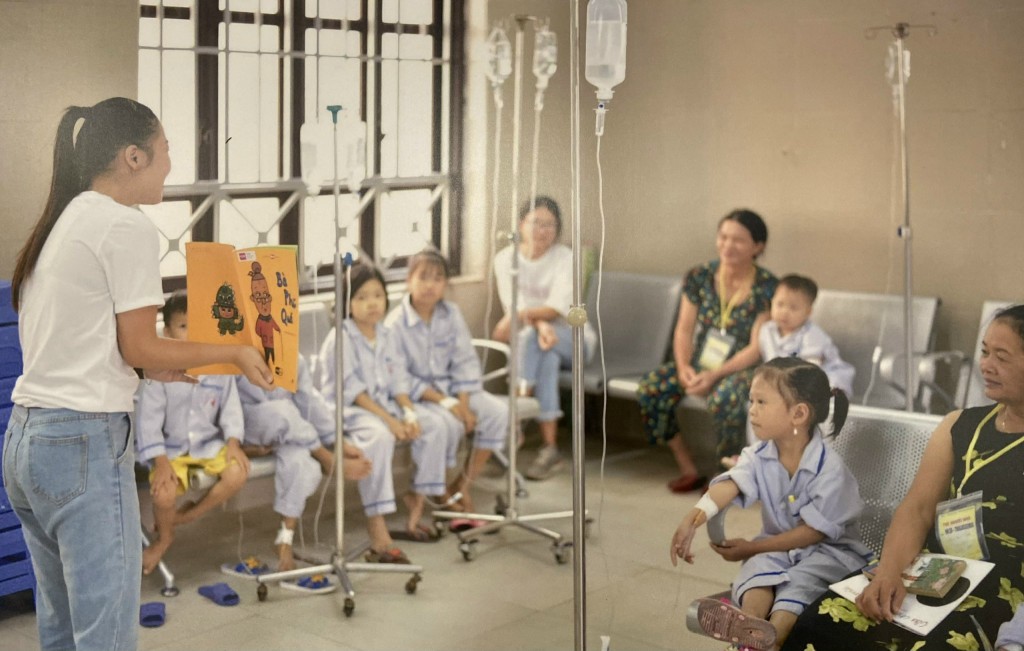 Tặng sách, đọc sách cho các em nhỏ đang điều trị tại Bệnh viện Huyết học truyền máu trung ương - Ảnh: Quỹ Bắc Cầu