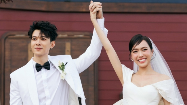 Anh Tú, Diệu Nhi xuất hiện tại sân bay Nội Bài, sẵn sàng cho tiệc cưới siêu hot tại Hà Nội