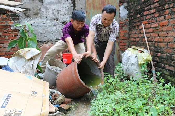 Xử lý các dụng cụ chứa nước, vệ sinh môi trường