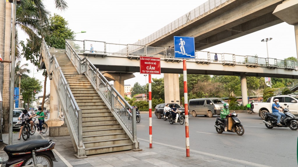 Cầu bộ hành được xây dựng ở những nơi có mật độ giao thông đông đúc, giúp người dân qua đường dễ dàng hơn
