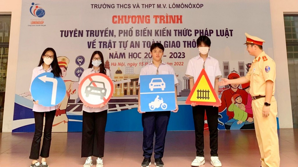 Nhiều chương trình tuyên truyển phổ biến kiến thức pháp luật về trật tự an toàn giao thông được triển khai tại các trường học trên địa bàn TP Hà Nội