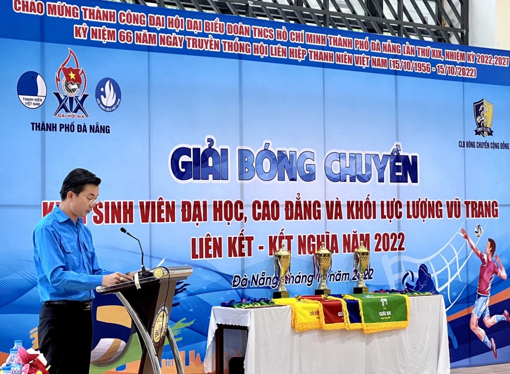 Anh Nguyễn Bá Duân - Phó Bí thư Thành đoàn, Chủ tịch Hội LHTN Đà Nẵng nhấn mạnh Giải đấu là sân chơi giao lưu giữa các đơn vị, góp phần rèn luyện thể dục thể thao (Ảnh Đ.Minh)