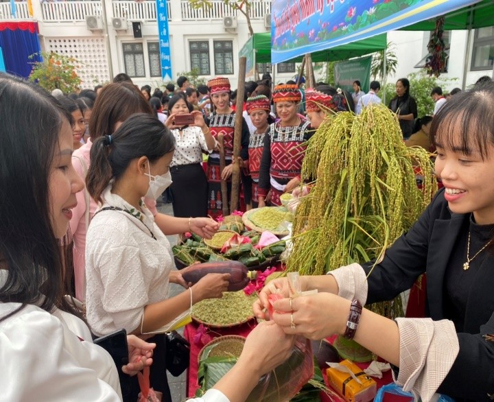 Lào Cai: Ngày hội “Trao tặng sách, đồ dùng đồ chơi qua sử dụng; Trải nghiệm giáo dục lòng nhân ái”