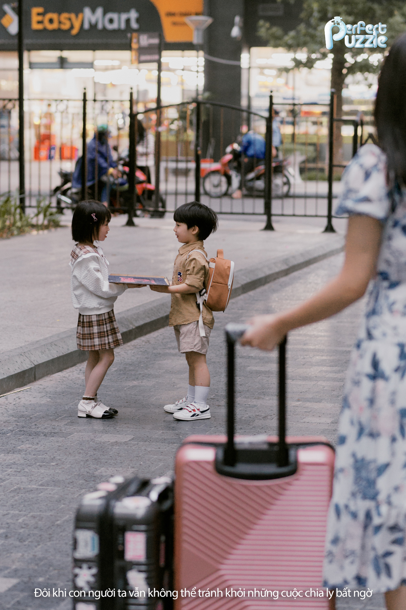 Nhưng rồi vẫn có sự chia xa không ai biết trước, Nam theo gia đình vào Sài Gòn. Đôi bạn thân phải chia tay nhau, rời xa người bạn mà mình thân thiết bao lâu Nhưng rồi vẫn có sự chia xa không ai biết trước, Nam theo gia đình vào Sài Gòn. Đôi bạn thân phải chia tay nhau, rời xa người bạn mà mình thân thiết bao lâu