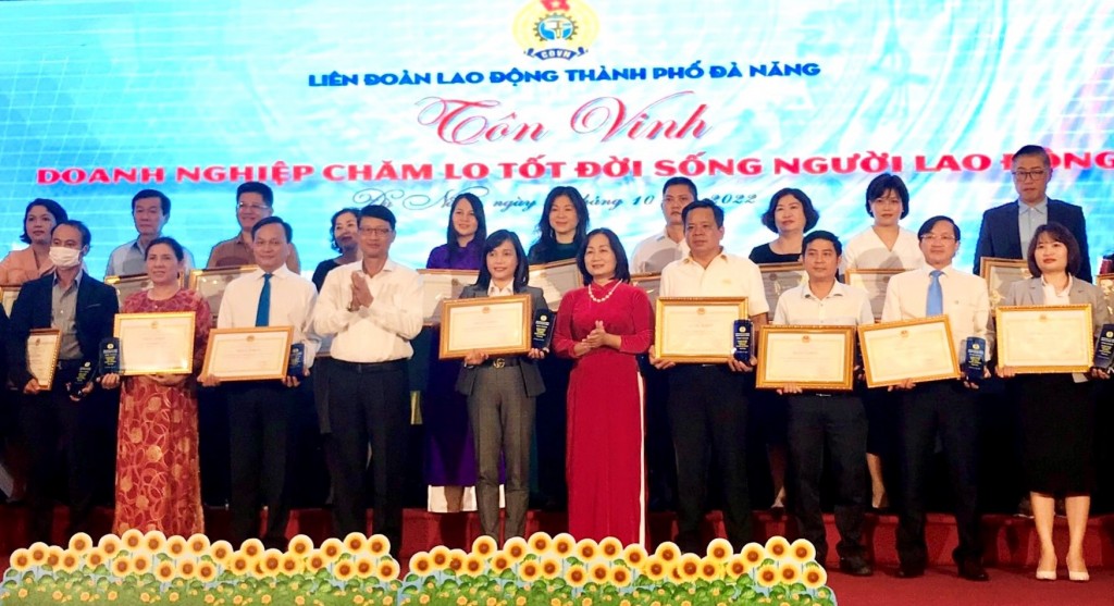 LĐLĐ thành phố Đà Nẵng trao cúp và bằng khen cho 24 doanh nghiệp có thành tích xuất sắc tiêu biểu trong công tác chăm lo đời sống người lao động (Ảnh Đ.Minh)
