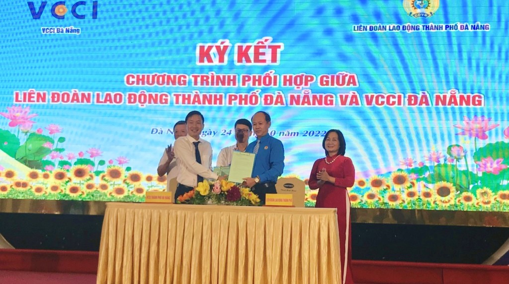 LĐLĐ thành phố Đà Nẵng và VCCI Đà Nẵng ký kết chương trình phối hợp đảm bảo quyền, lợi ích hợp pháp và chính đáng của người lao động (Ảnh Đ.Minh)