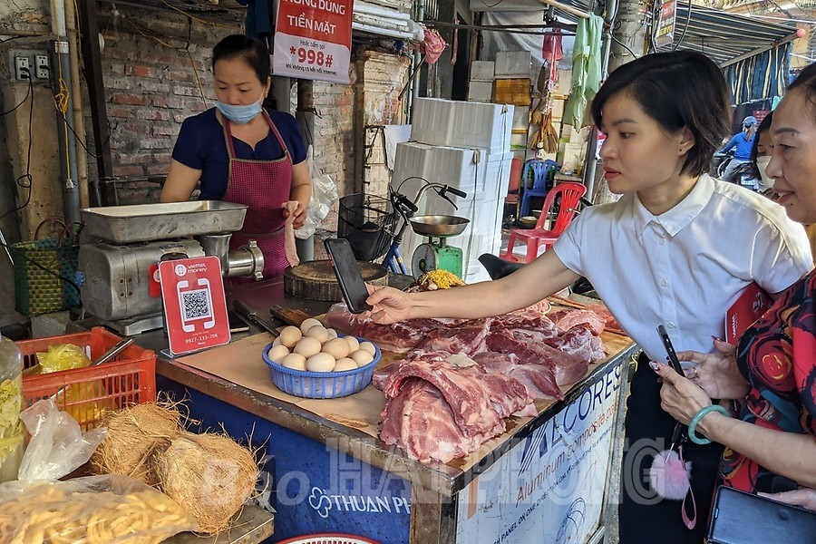 Người dân tham gia thanh toán không dùng tiền mặt tại chợ Lương Văn Can. (Ảnh: Báo Hải Phòng)