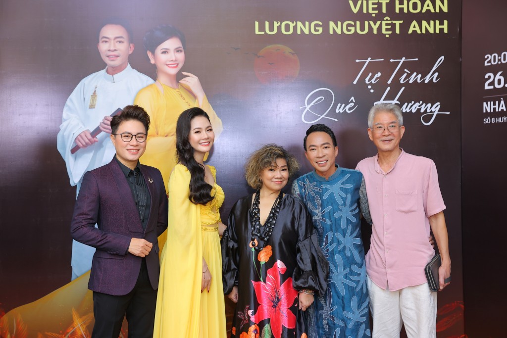 Các nghệ sĩ đến chúc mừng Việt Hoàn và Lương Nguyệt Anh