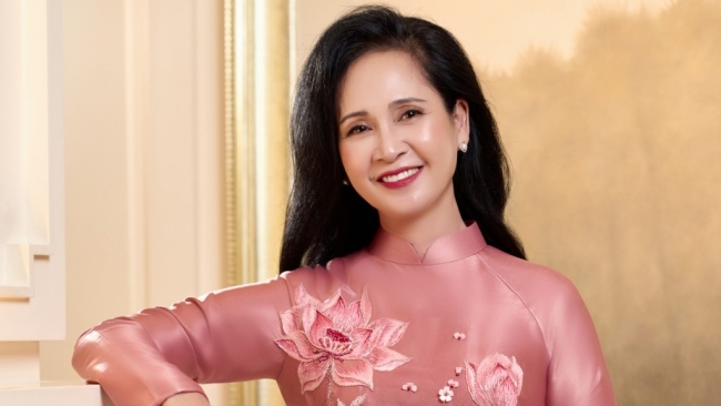 NSND Lan Hương khoe vẻ đẹp "bị thời gian lãng quên" cùng áo dài