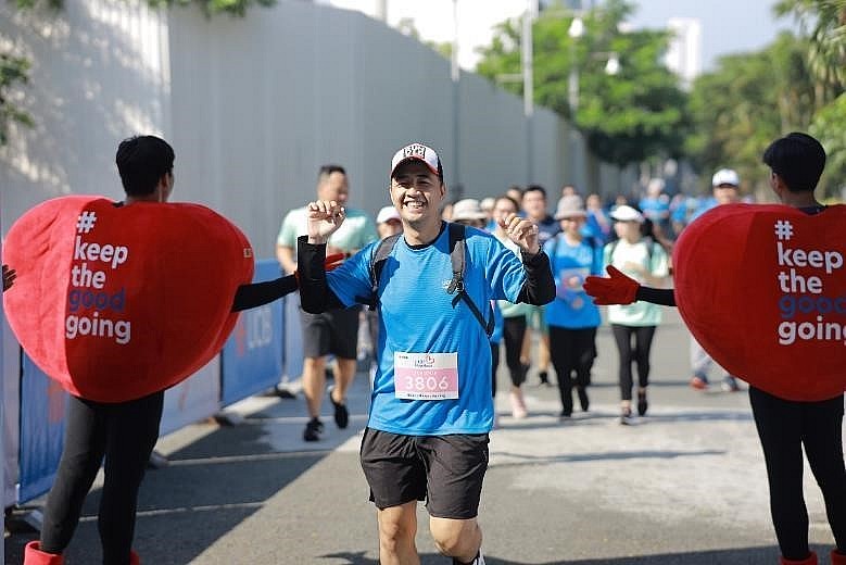 Một vận động viên đang hào hứng hoàn thành đường chạy 3 km