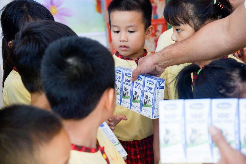 Các em học sinh tại Quảng Nam và Huế vui mừng khi nhận sữa Vinamilk từ đoàn hỗ trợ.