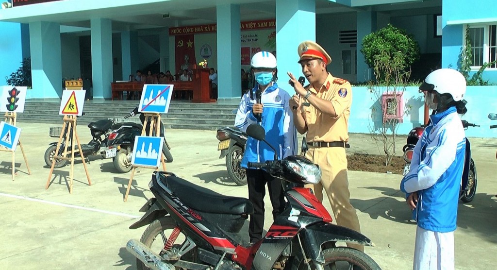 Một trong những hoạt động tuyên truyền về ATGT cho các em học sinh, sinh của Công an tỉnh đắk lắk