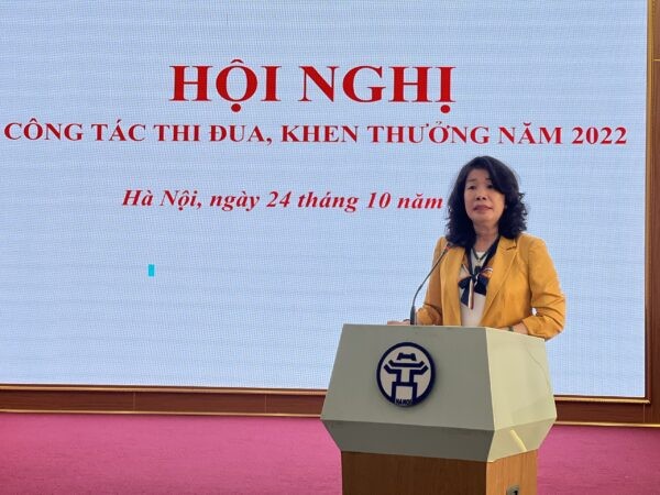 Đồng chí Trần Thị Vân Anh, Phó Giám đốc Sở Văn hóa và Thể thao trao đổi khái quát về một số điểm mới của Luật Thi đua Khen thưởng