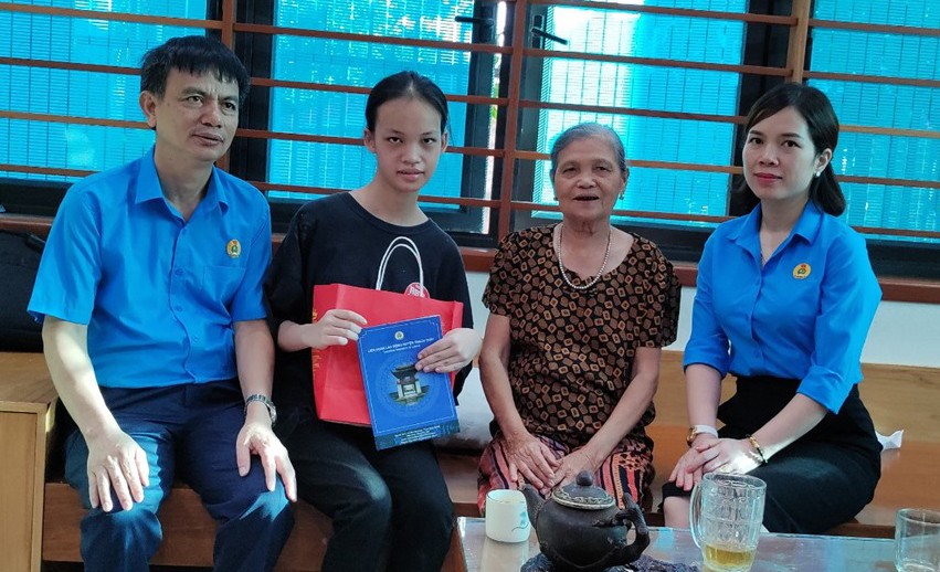 Lãnh đạo Liên đoàn Lao động huyện Thạch Thất trực tiếp thăm hỏi và trao quà Trung thu cho con đoàn viên, công nhân viên chức lao động