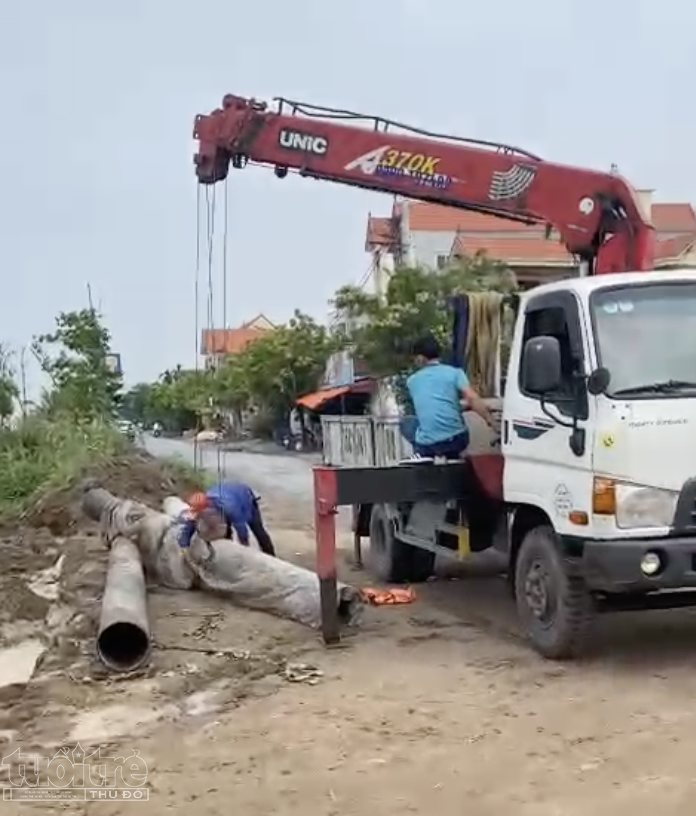 Các cơ quan chức năng thu giữ các đoạn ống lắp đặt trái phép