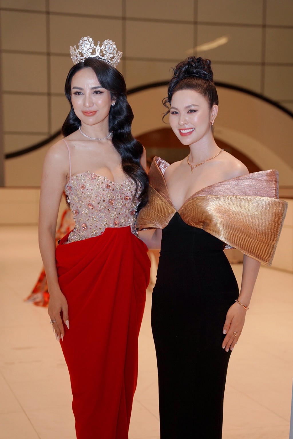 Hoa hậu Du lịch Ngọc Diễm (bên trái)