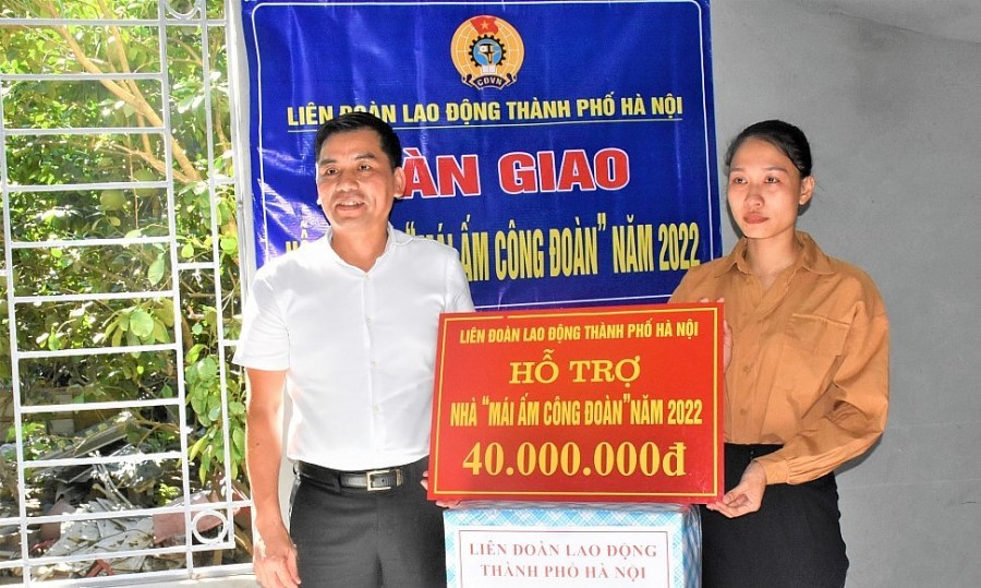 Phó Chủ tịch LĐLĐ thành phố Hà Nội Lê Đình Hùng trao nguồn hỗ trợ “Mái ấm Công đoàn” và quà tặng cho gia đình đoàn viên Đỗ Thị Bích Liên