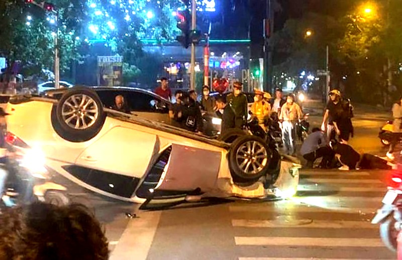 Hiện trường vụ xe ô tô Mazda tông vào xe máy đang dừng chờ đèn đỏ, khiến 4 người phải nhập viện cấp cứu