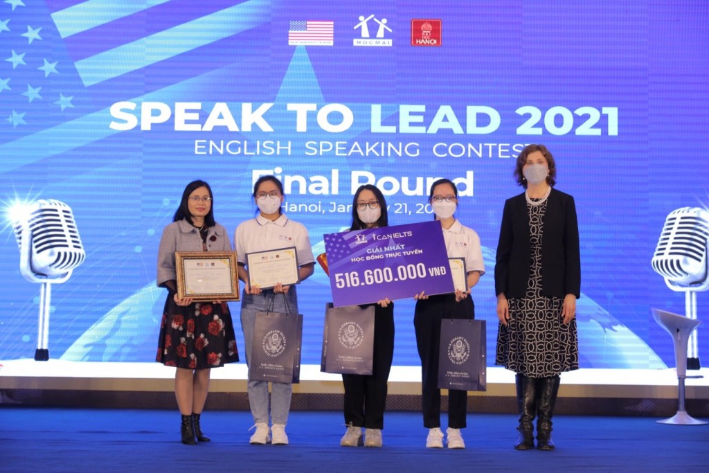 1. Trao giải cho các đội thi giành chiến thắng tại Speak to Lead mùa 2