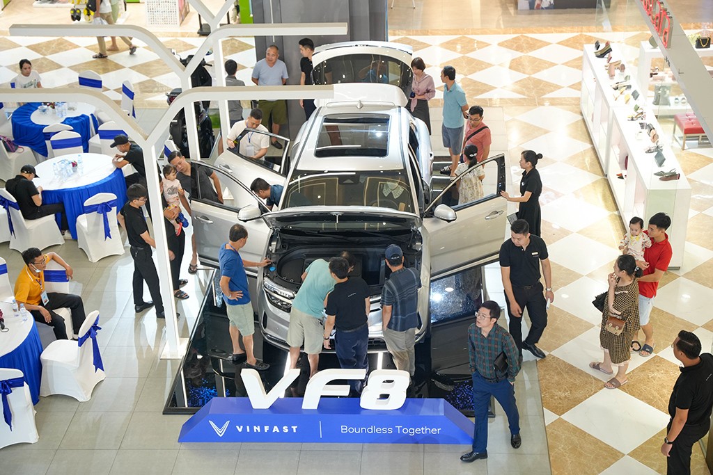 Nhiều khách hàng bị thu hút trước sự xuất hiện của VinFast VF 8 tại Vincom Hạ Long.