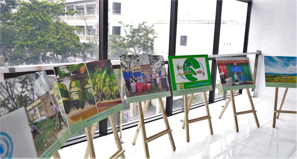 Tại hội thảo Ban tổ chức cũng đã trưng bày hình ảnh các hoạt động bảo vệ môi trường, giải pháp và phát triển bền vững cho nền kinh tế xanh (Ảnh Út Vũ)