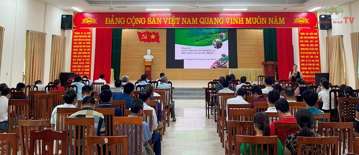 Tiến sỹ Nguyễn Thị Ánh Tuyết- Giảng viên chính, Trưởng phòng Khảo thí và đảm bảo chất lượng, Học viện Dân tộc,  Ủy ban Dân tộc truyền đạt các nội dung tại hội nghị tuyên truyền